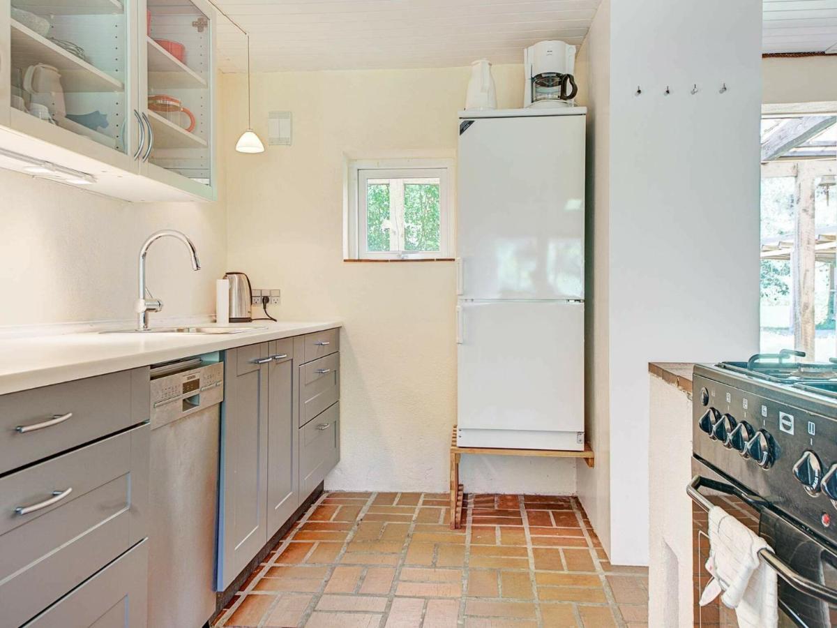 6 Person Holiday Home In AÅkirkeby Rom bilde